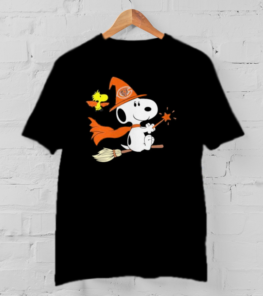 Snoopy Witch Chicago Bears Halloween Flying Broomstick Woodstock T-Shirt