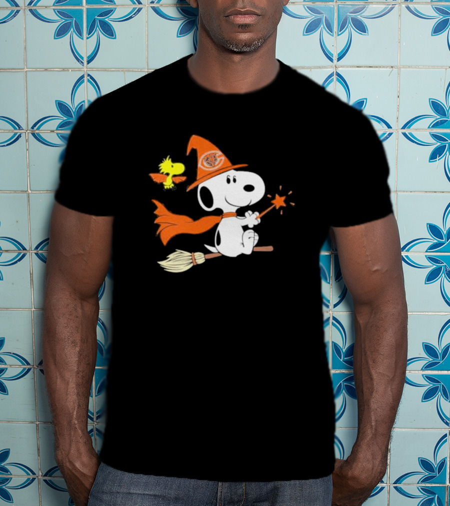 Snoopy Witch Chicago Bears Halloween Flying Broomstick Woodstock T-Shirt