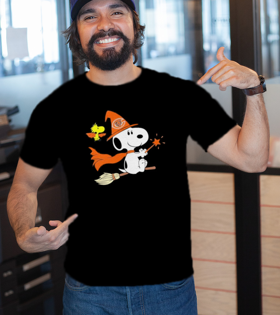 Snoopy Witch Chicago Bears Halloween Flying Broomstick Woodstock T-Shirt