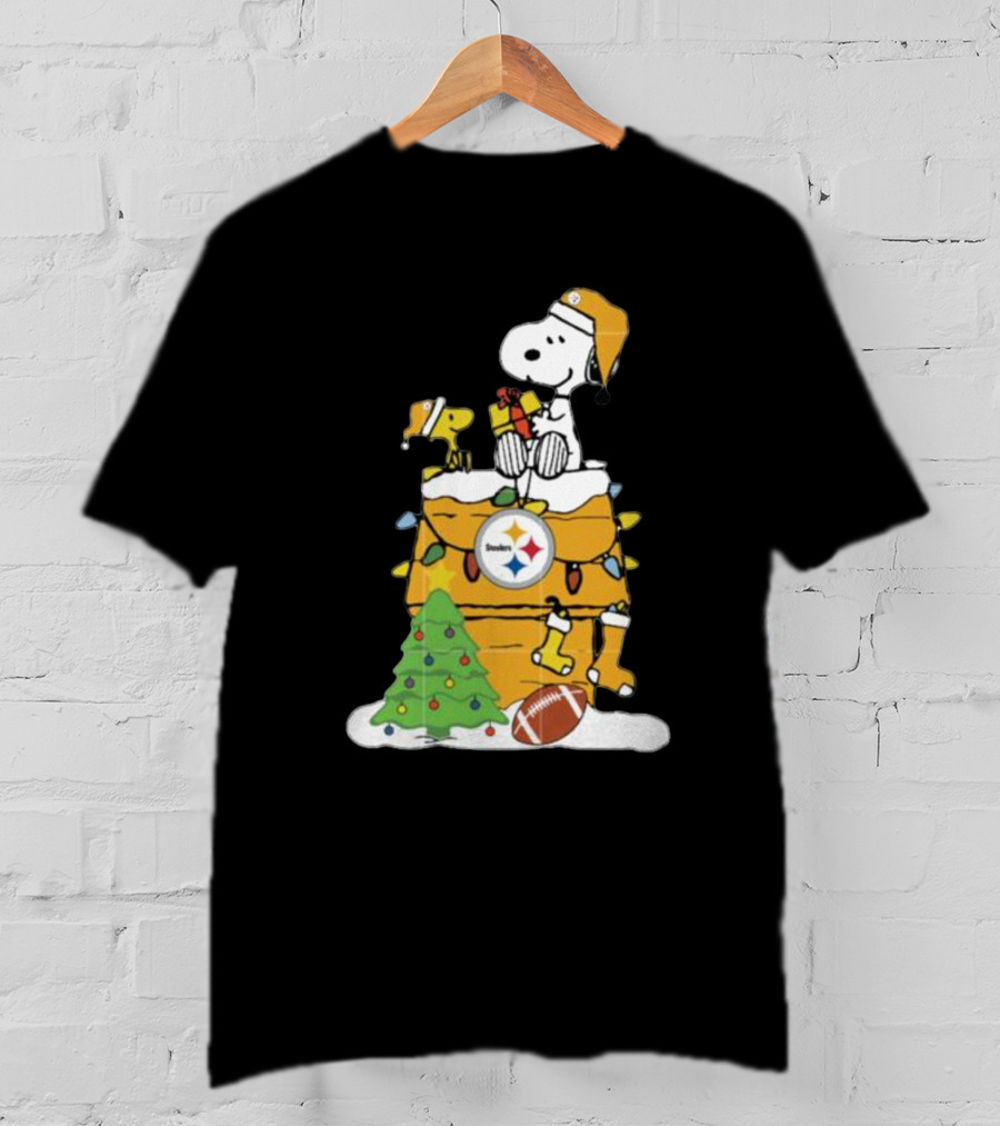 Snoopy And Pittsburgh Steelers Christmas Chimney Scene With Woodstock And Holiday Decorations T-Shirt