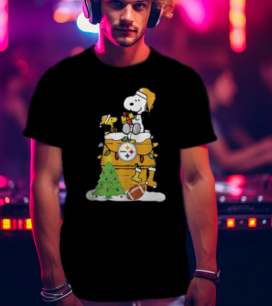 Snoopy And Pittsburgh Steelers Christmas Chimney Scene With Woodstock And Holiday Decorations T-Shirt