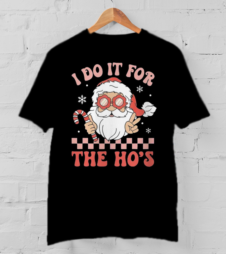 I Do It For The Ho’s Funny Christmas Santa With Candy Cane And Peace Sign T-Shirt