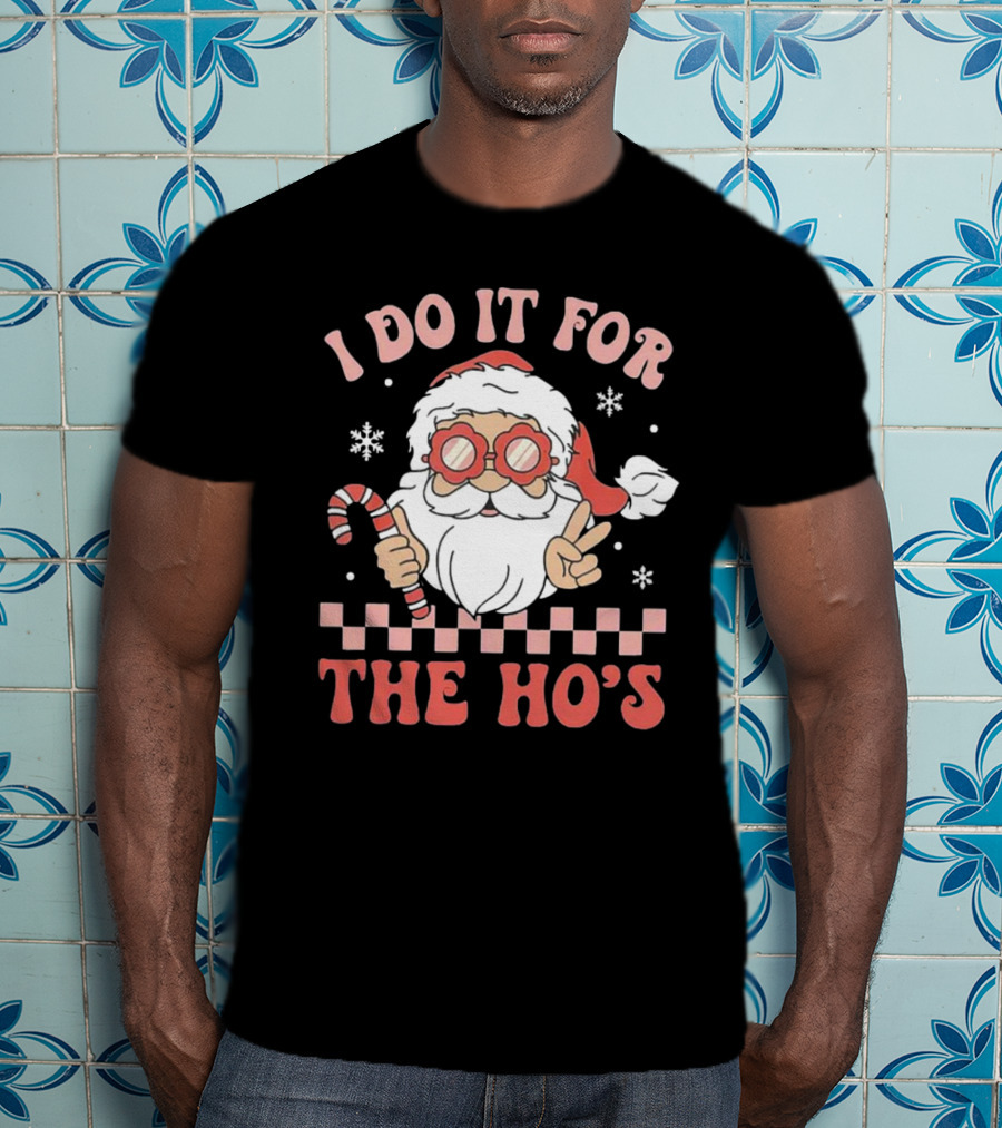 I Do It For The Ho’s Funny Christmas Santa With Candy Cane And Peace Sign T-Shirt