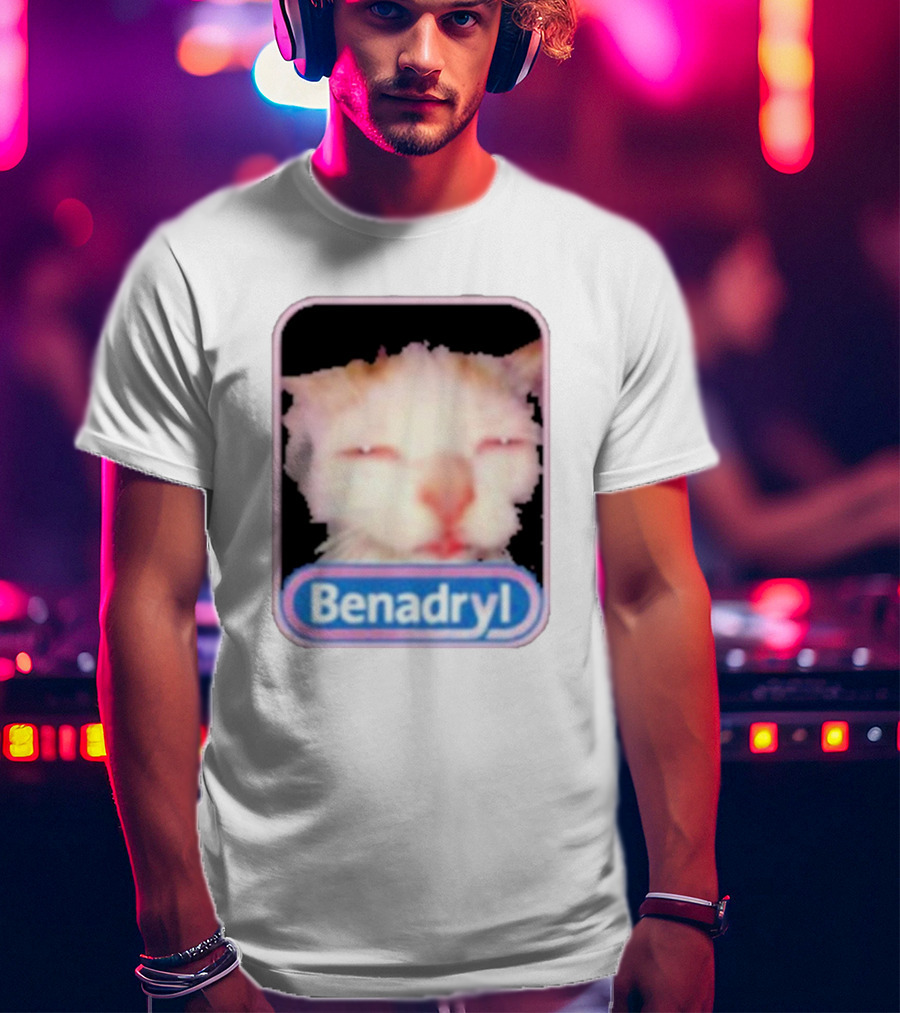 K45ink Benadryl Meme Cat Face Close-Up T-Shirt