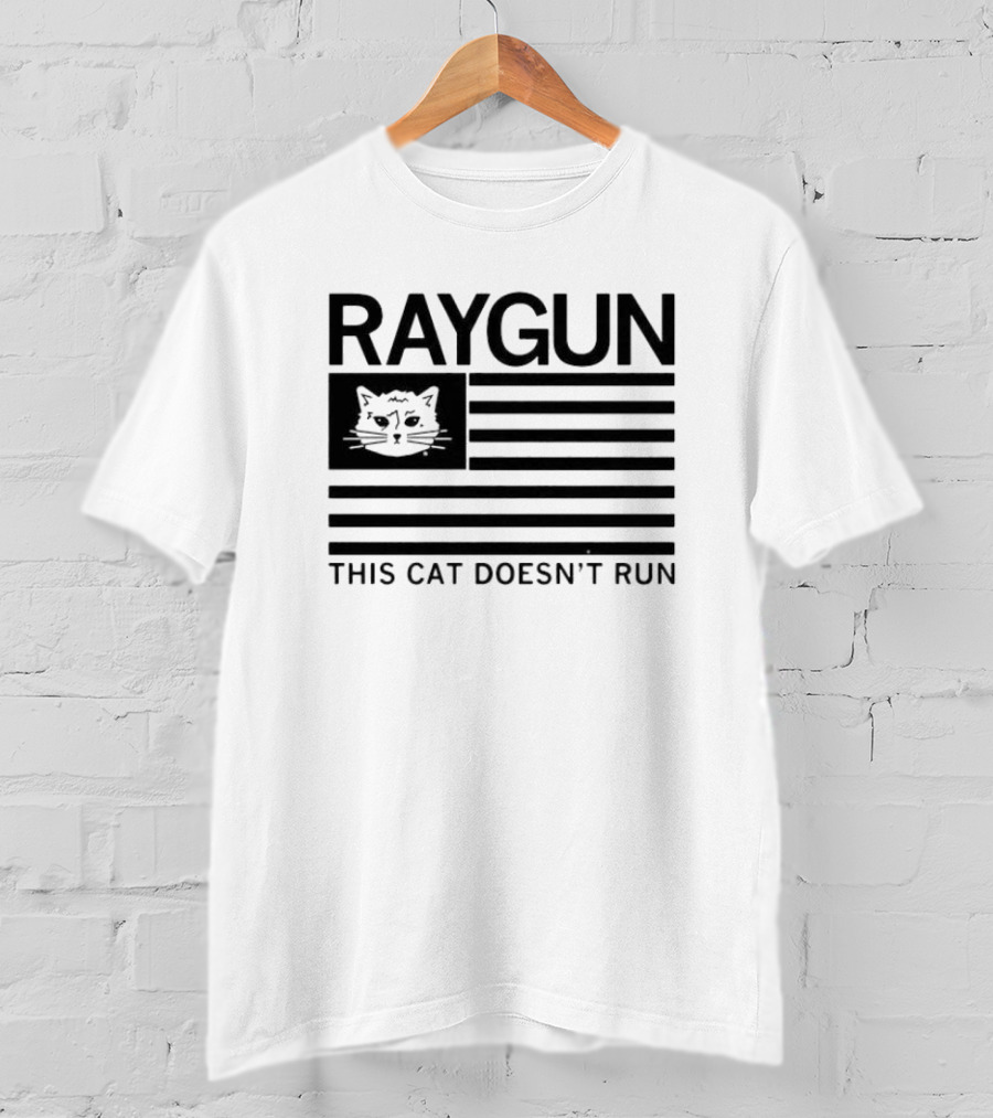 Raygun Cat Face Flag This Cat Doesn’t Run T-Shirt