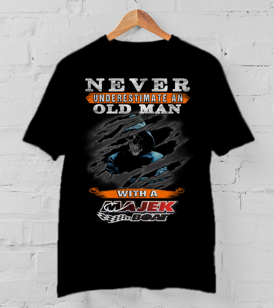 NEVER UNDERESTIMATE AN OLD MAN WITH A MAJEK BOAT T-Shirt