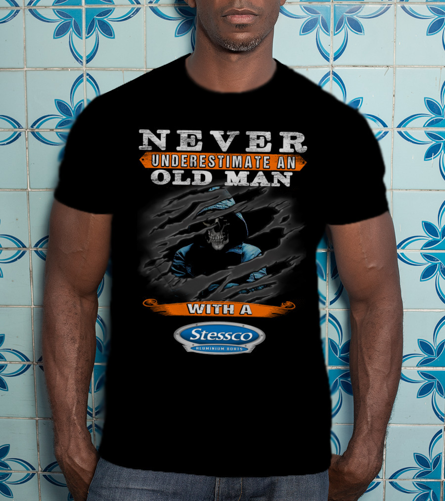 NEVER UNDERESTIMATE AN OLD MAN WITH A STESSCO ALUMINIUM BOATS T-Shirt
