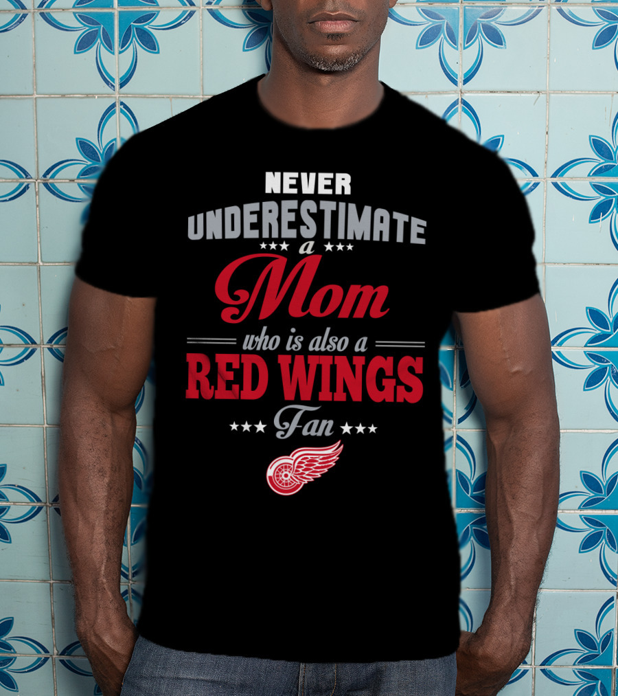 Never Underestimate A Mom Who Is Also A Red Wings Fan Detroit Red Wings T-Shirt
