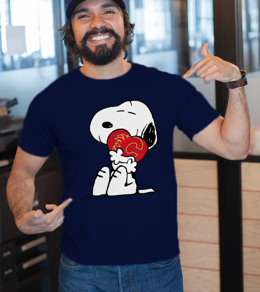 Snoopy Holding Calgary Flames T-Shirt