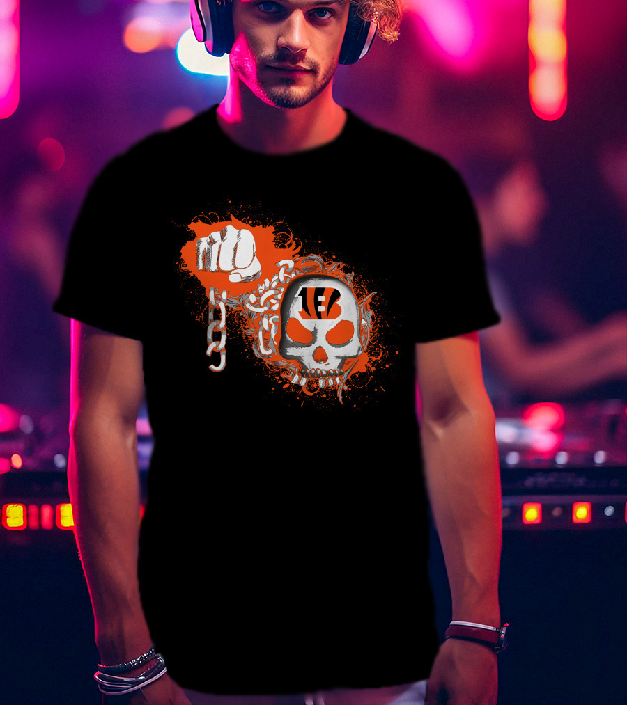 Cincinnati Bengals Skull And Fist Chains T-Shirt