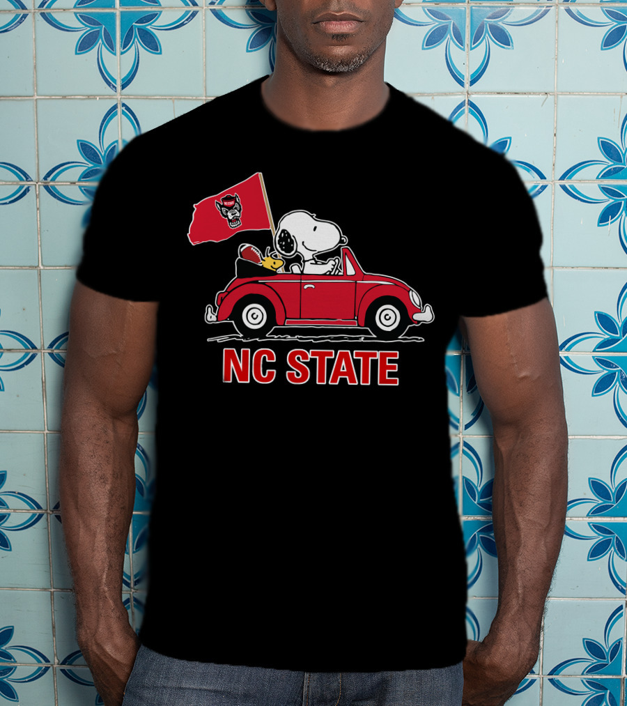 NC State Wolfpack Snoopy Red Car Football Flag T-Shirt
