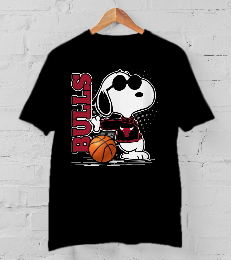 Bulls Snoopy With Basketball And Chicago Bulls Red T-Shirt