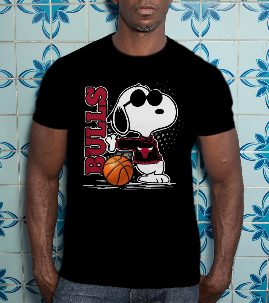 Bulls Snoopy With Basketball And Chicago Bulls Red T-Shirt