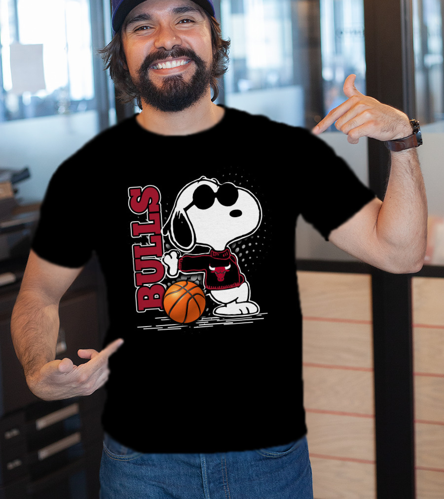 Bulls Snoopy With Basketball And Chicago Bulls Red T-Shirt