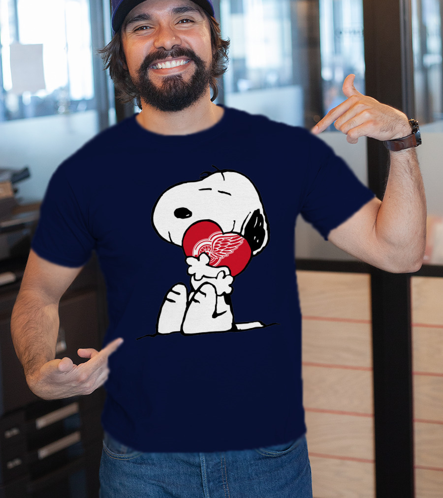 Detroit Redwings Snoopy Hugging Heart T-Shirt