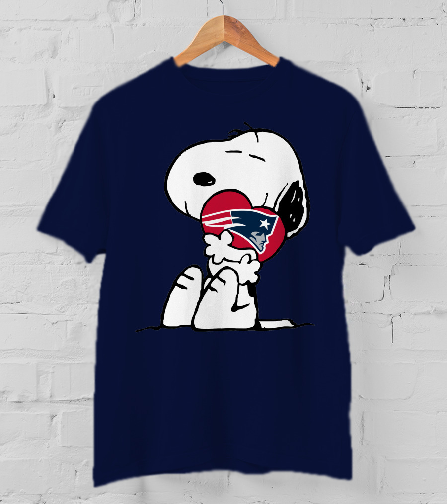 Snoopy Holding New England Patriots Heart T-Shirt