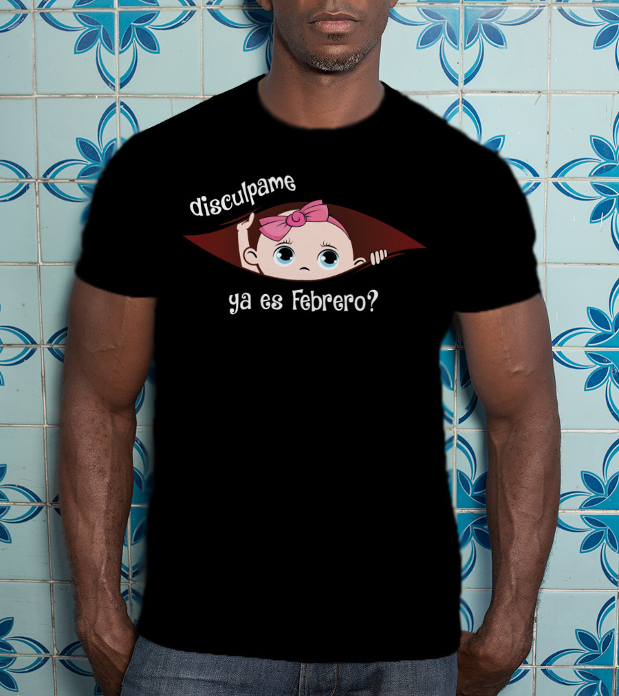 Disculpame Ya Es Febrero Muñeca Bebé Asomándose Con Lazo Rosa En Fondo Oscuro T-Shirt