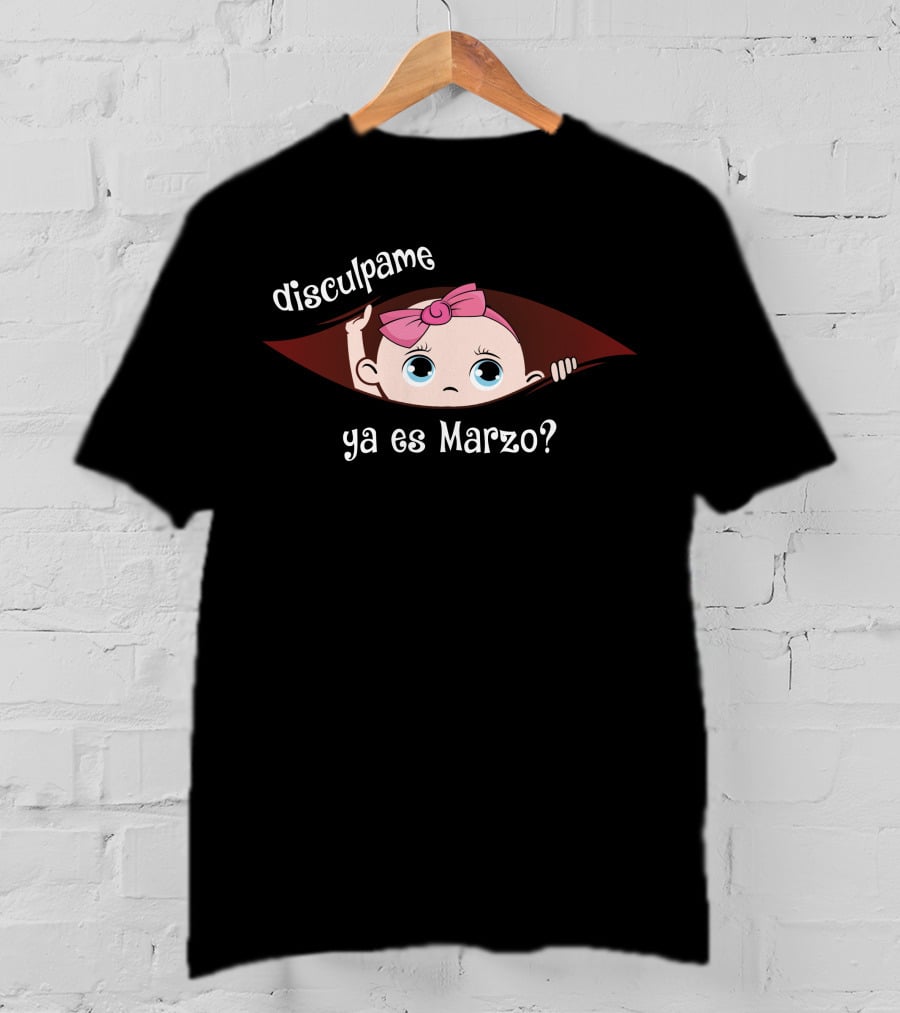 Disculpame Ya Es Marzo Bebé Con Lazo Rosado Peeking A Través De Un Agujero T-Shirt