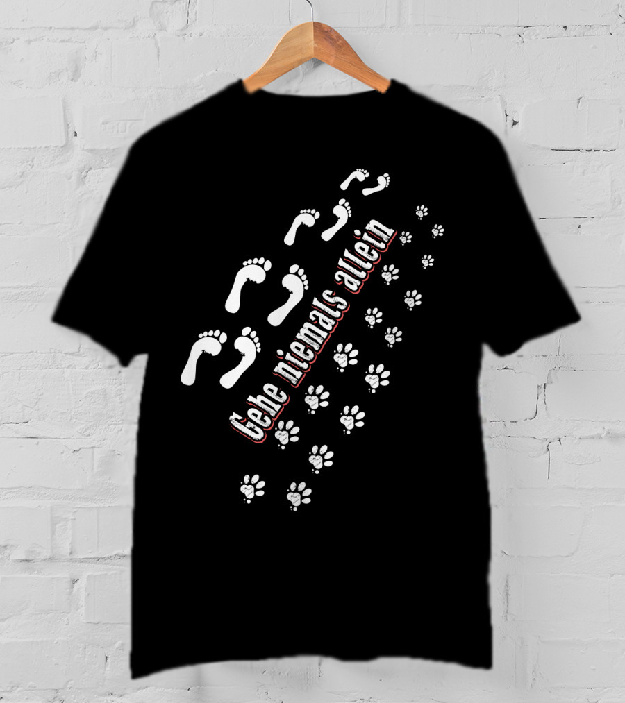 Gehe Niemals Allein Human Footprints And Paw Prints T-Shirt