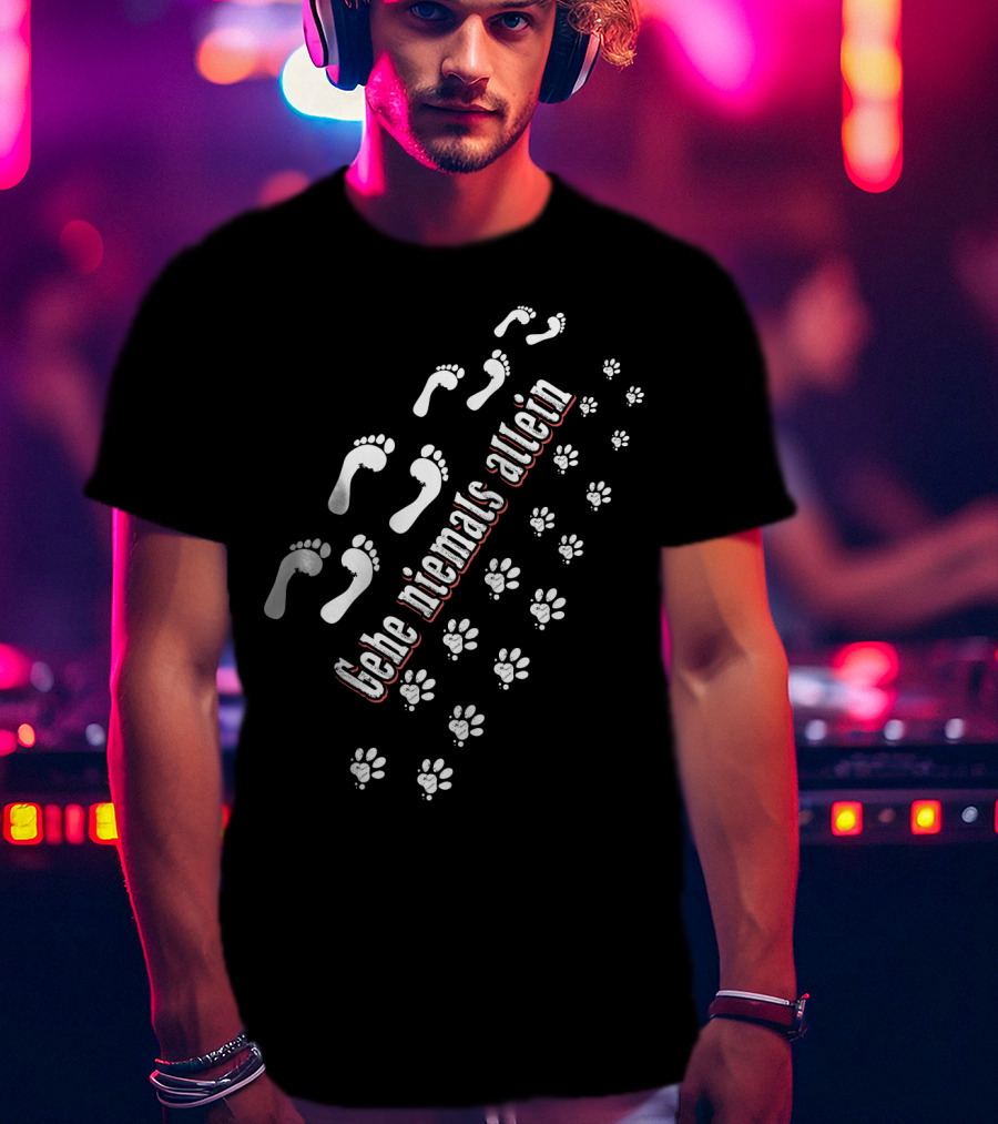 Gehe Niemals Allein Human Footprints And Paw Prints T-Shirt