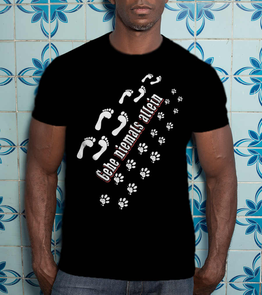 Gehe Niemals Allein Human Footprints And Paw Prints T-Shirt