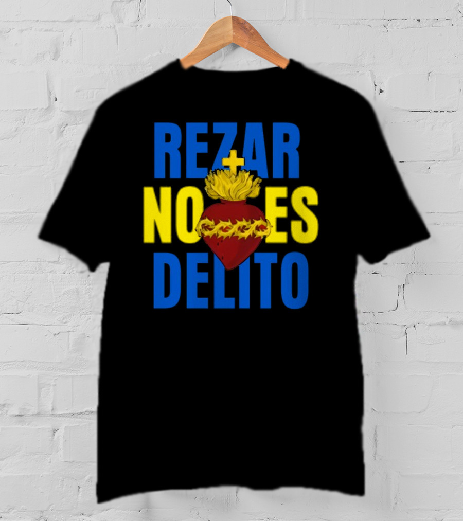Rezar No Es Delito Sacred Heart Iconography T-Shirt