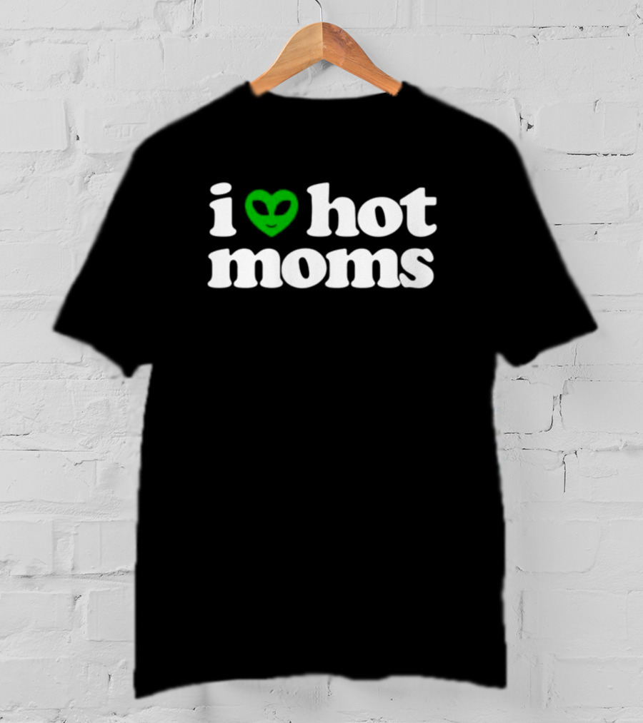 I Heart Hot Moms Alien Face Green T-Shirt