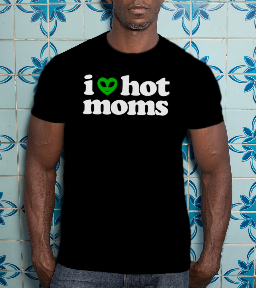 I Heart Hot Moms Alien Face Green T-Shirt