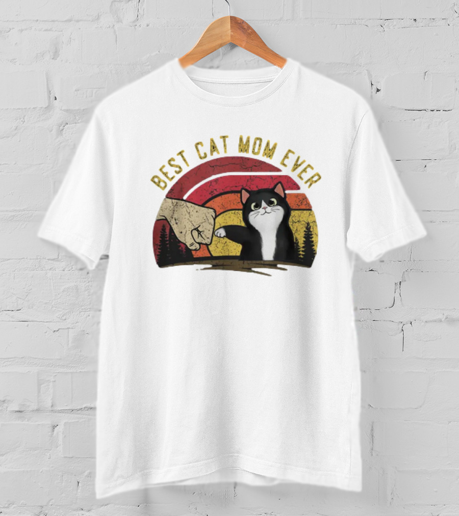 Best Cat Mom Ever Vintage Rainbow Sunset Fist Bump Cat T-Shirt