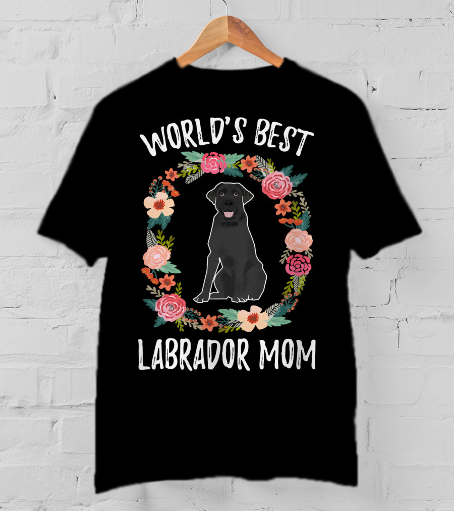 World's Best Labrador Mom Black Labrador Floral Wreath T-Shirt