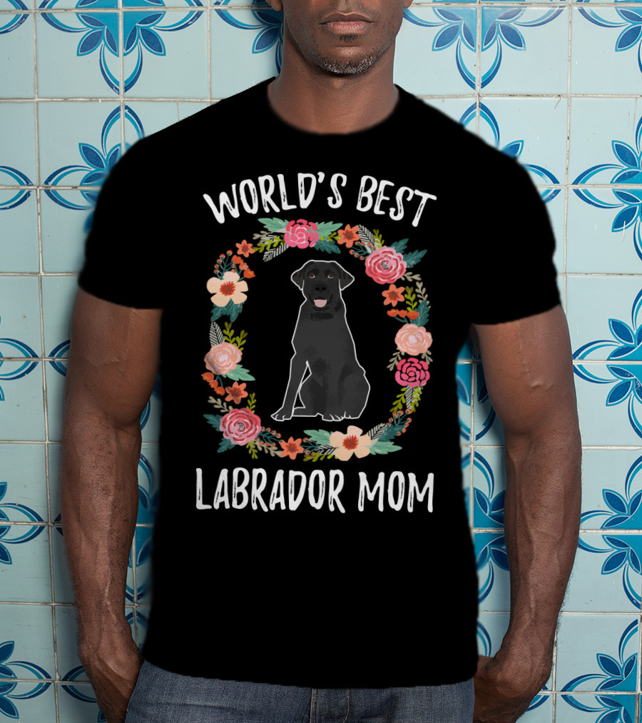 World's Best Labrador Mom Black Labrador Floral Wreath T-Shirt