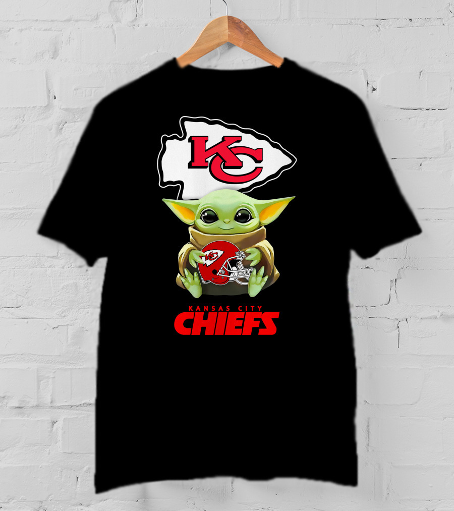 Kansas City Chiefs Baby Yoda Holding Chiefs Helmet Star Wars T-Shirt