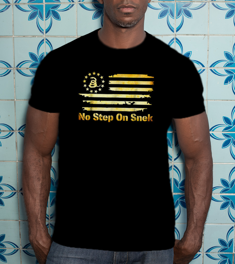 No Step On Snek Snake Meme With Betsy Ross Flag And Coiled Snake T-Shirt