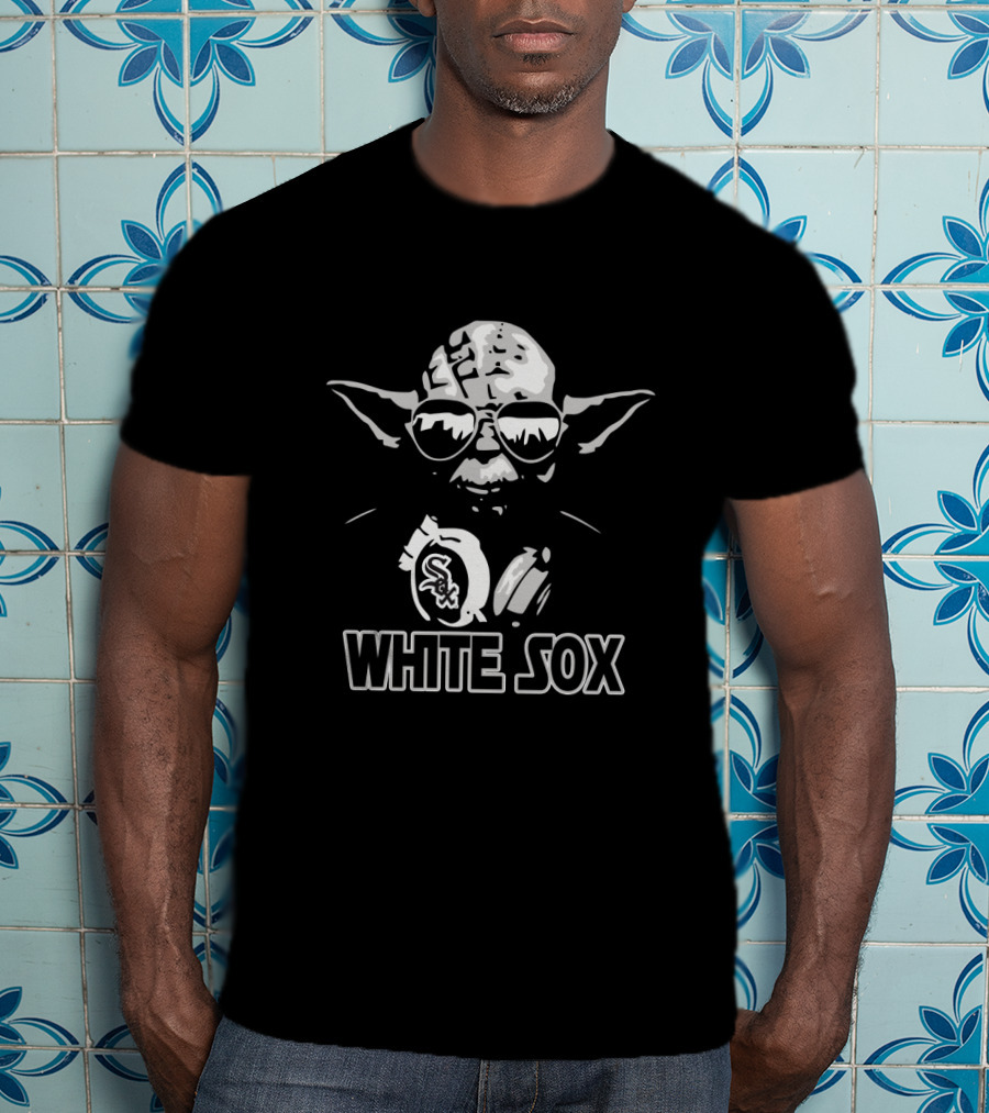 Yoda Star Wars In Chicago White Sox Fan Gear With Team Logo And Sunglasses T-Shirt