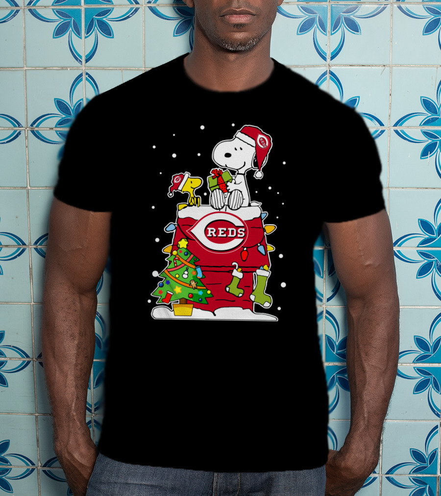 Cincinnati Reds Snoopy Christmas Peanuts Holiday Celebration T-Shirt