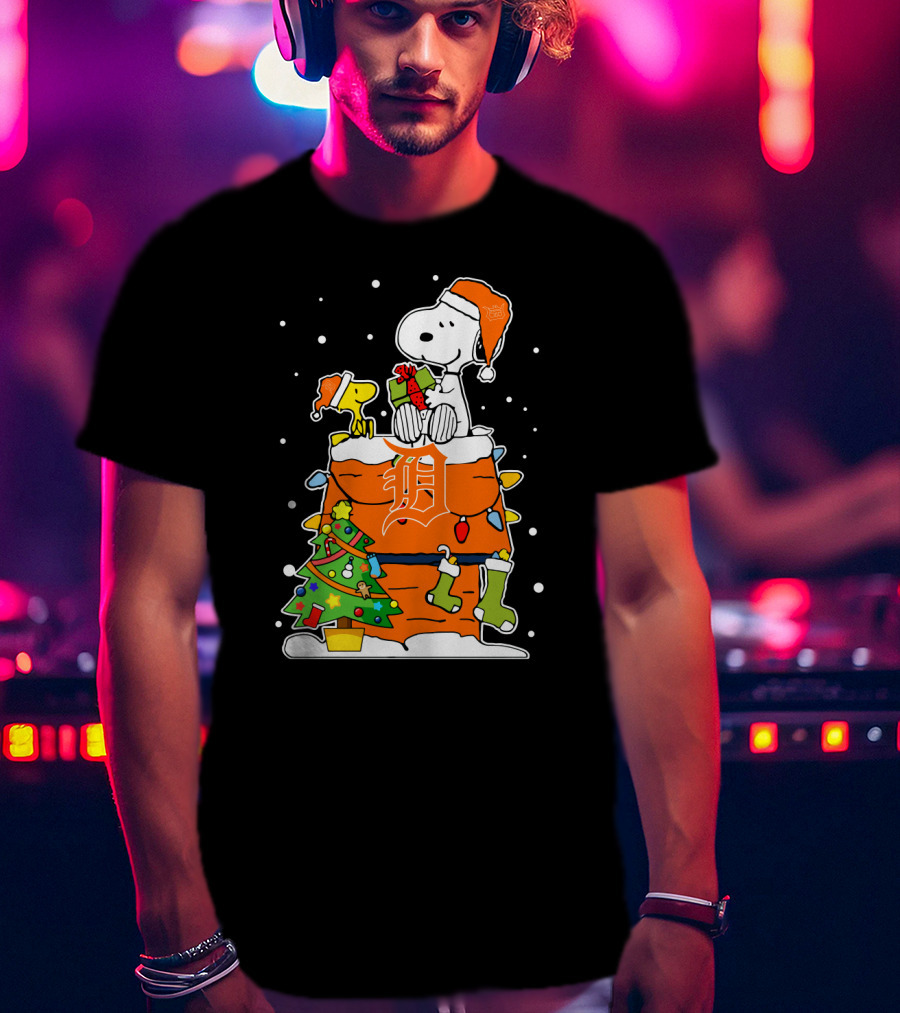 Detroit Tigers Snoopy Christmas Snow Baseball Fan Gift T-Shirt