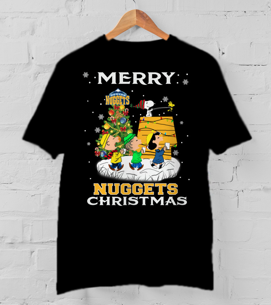 Merry Denver Nuggets Christmas Peanuts Characters And Snoopy Decorate Tree T-Shirt