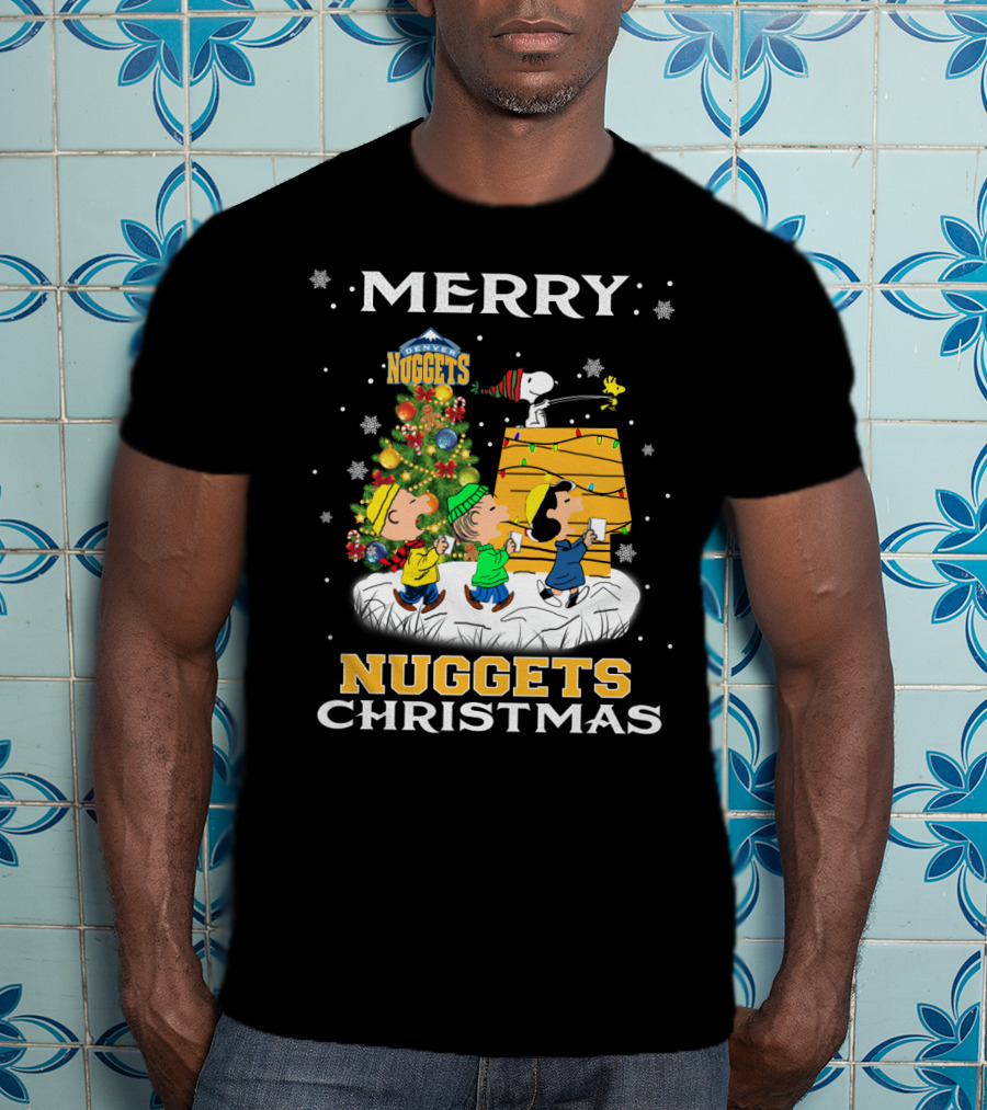 Merry Denver Nuggets Christmas Peanuts Characters And Snoopy Decorate Tree T-Shirt