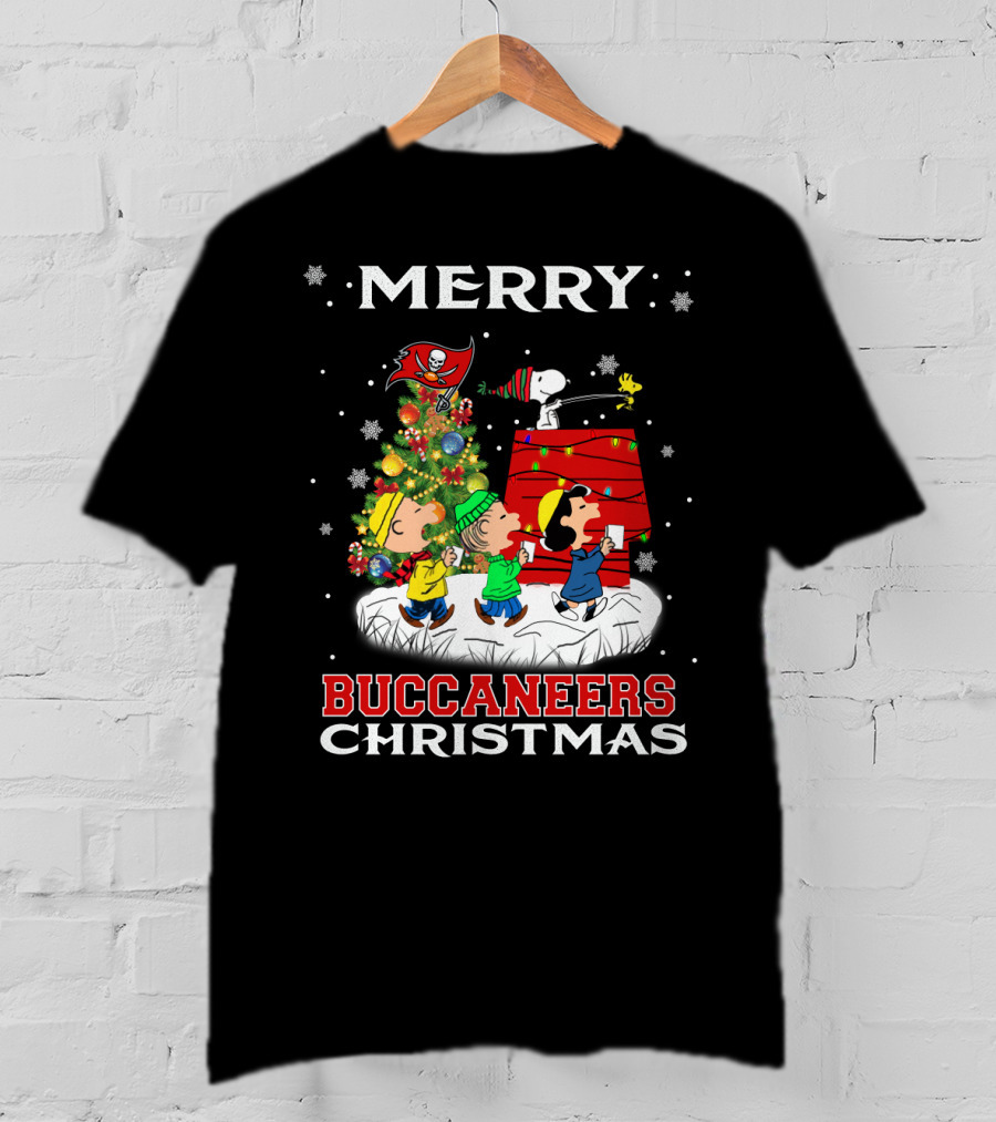 Merry Tampa Bay Buccaneers Christmas Snoopy Peanuts Holiday Scene T-Shirt