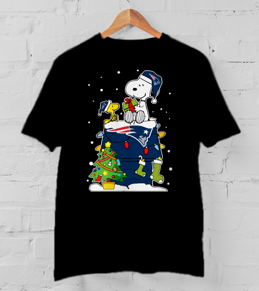 Snoopy And Woodstock Celebrate New England Patriots Christmas T-Shirt