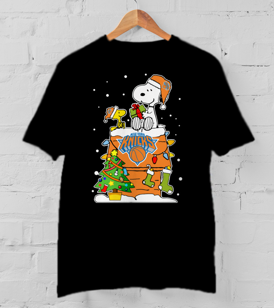New York Knicks Christmas Snoopy And Woodstock Holiday Scene T-Shirt