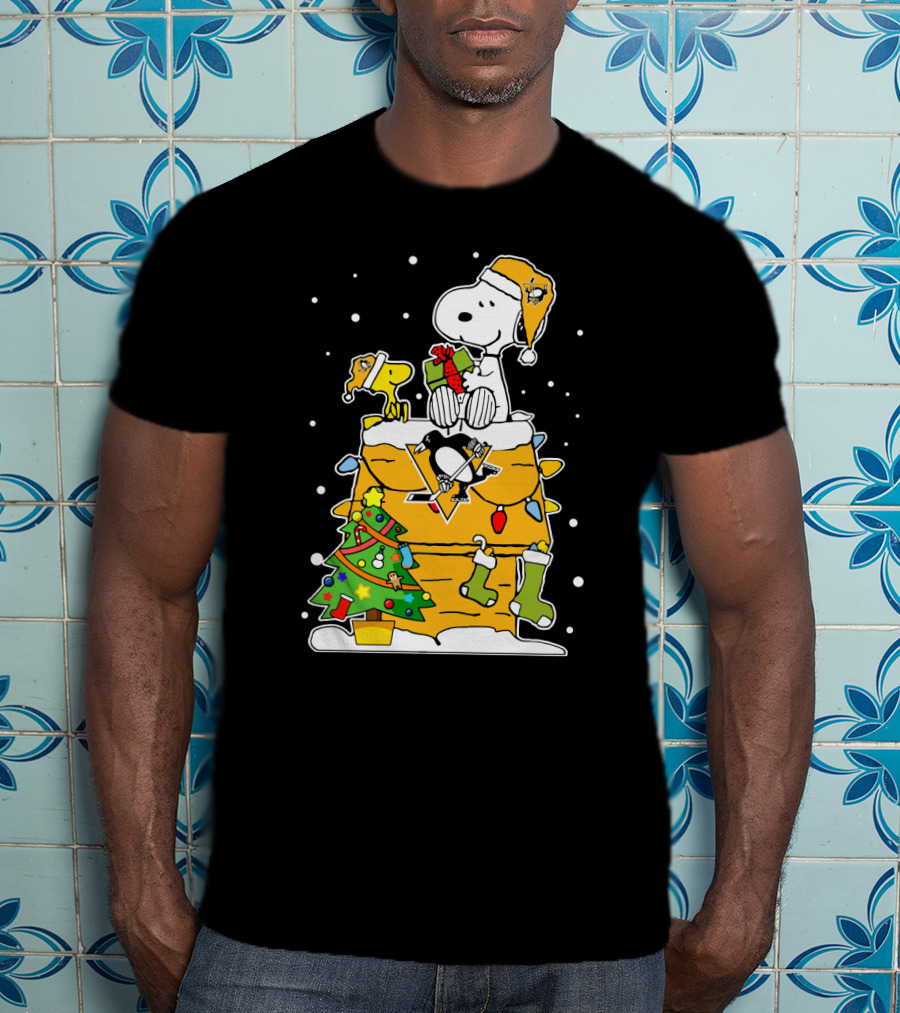Snoopy And Woodstock Celebrate Christmas With Pittsburgh Penguins Hockey Holiday Scene T-Shirt