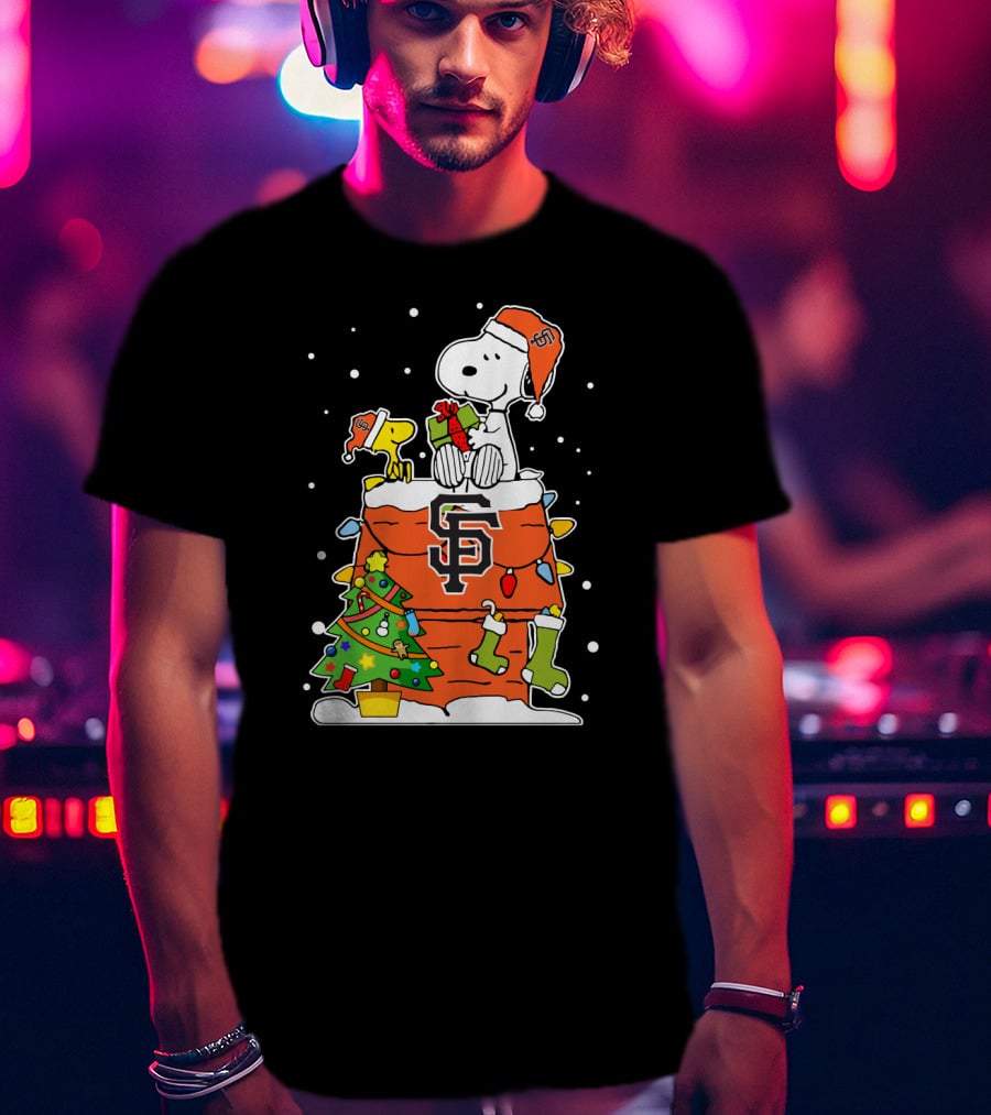 San Francisco Giants Snoopy Christmas Santa Hat With Woodstock And Presents T-Shirt