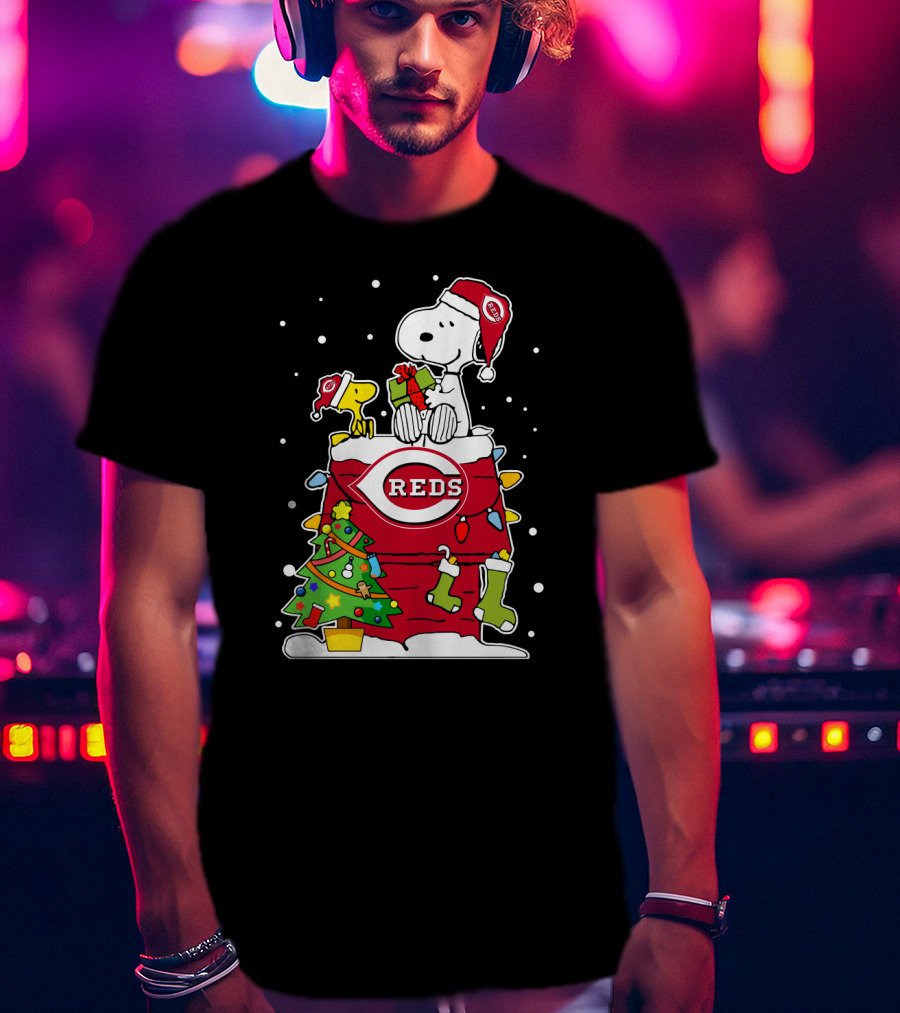 Cincinnati Reds Snoopy Christmas With Tree And Woodstocks Wearing Santa Hats T-Shirt