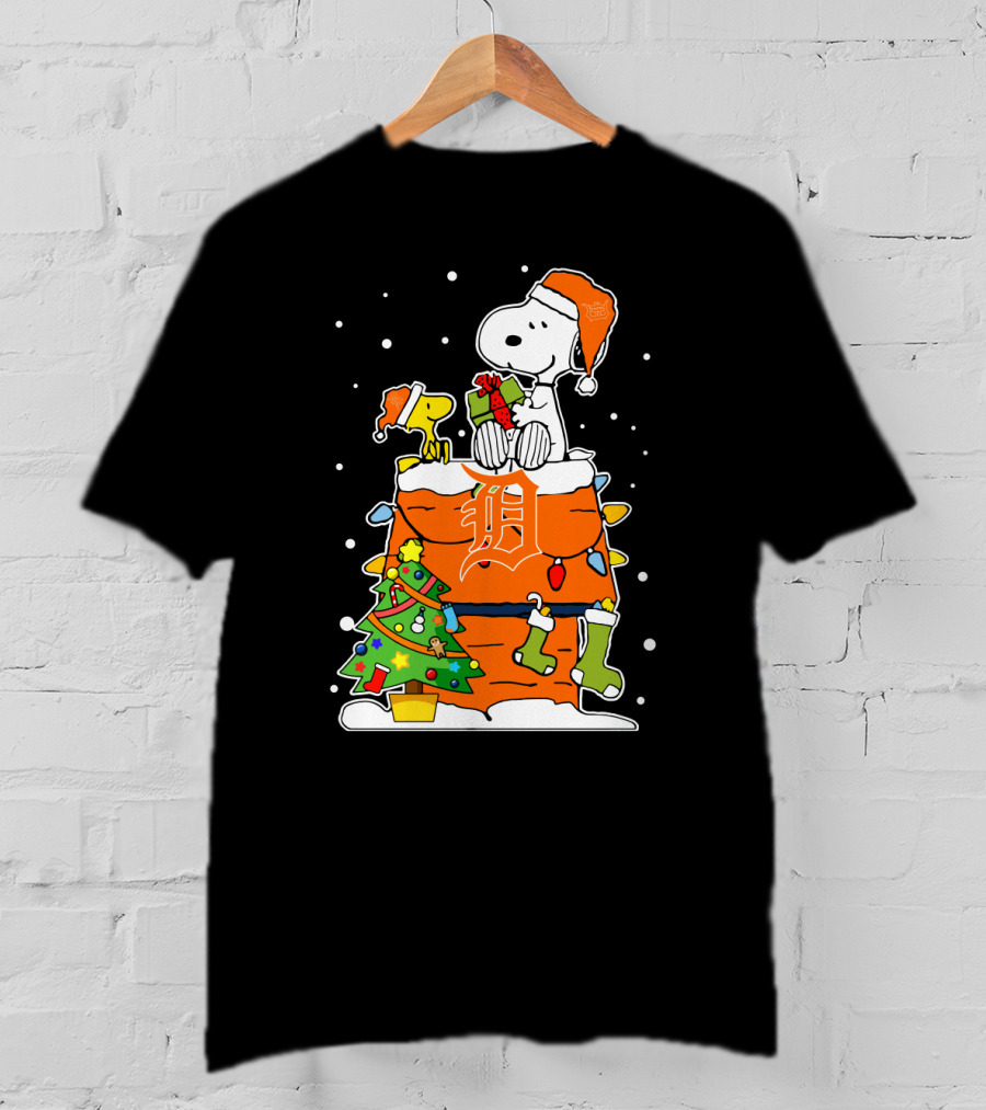 Snoopy And Woodstock Christmas Detroit Tigers Festive Scene T-Shirt