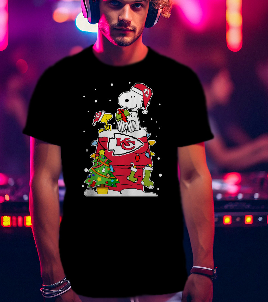 Kansas City Chiefs Snoopy Christmas Santa Hat Peanuts Woodstock Holiday Football T-Shirt