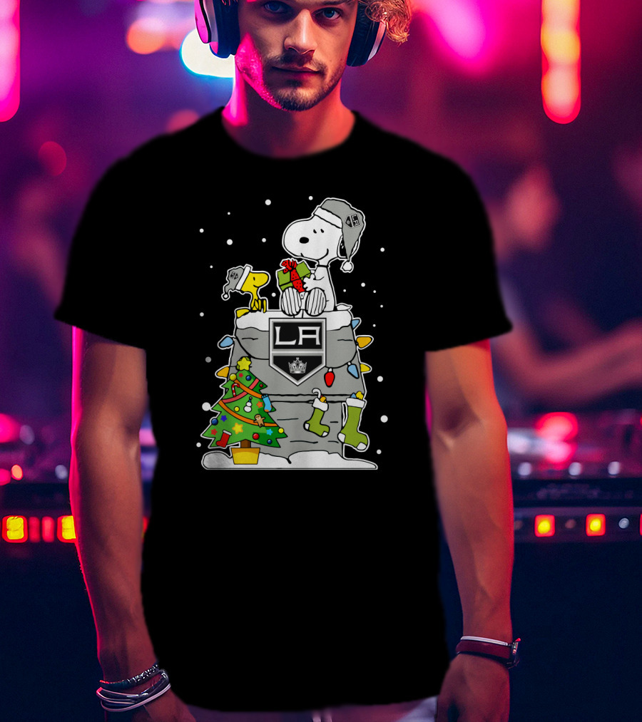 Los Angeles Kings Snoopy And Woodstock Christmas Gift Scene T-Shirt