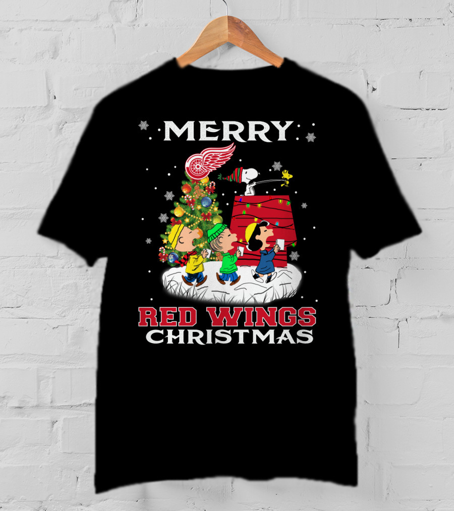 Merry Detroit Red Wings Christmas Featuring Snoopy And Peanuts Characters T-Shirt