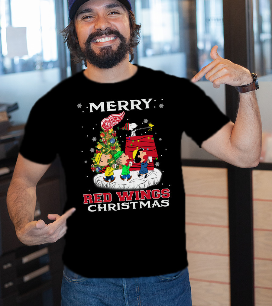 Merry Detroit Red Wings Christmas Featuring Snoopy And Peanuts Characters T-Shirt