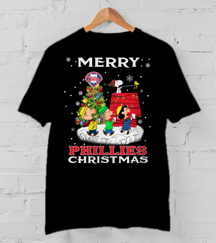 Merry Phillies Christmas Snoopy And Friends By Christmas Tree With Philadelphia Phillies T-Shirt